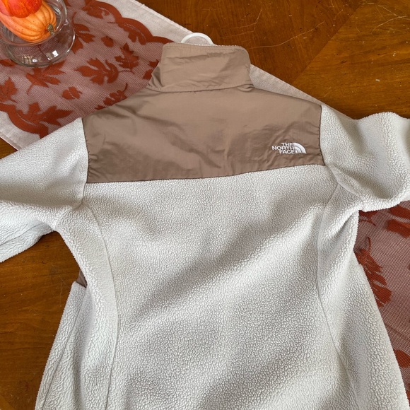 North face - Picture 2 of 3